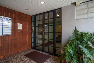 エントランスはオートロック付きです。