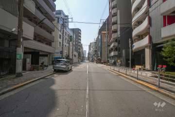 敷地西側の前面道路（北側から）