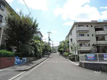 敷地西側の前面道路。敷地の東西両面が接道しています。