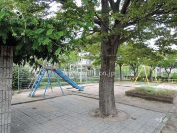 敷地に隣接して公園があります。
