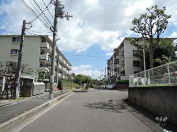 周辺は区画の整った住宅地です。右側がフォルク北千里グランデ