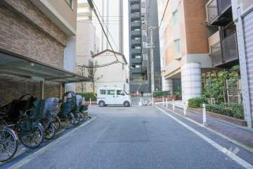 敷地西側の前面道路（北側から）