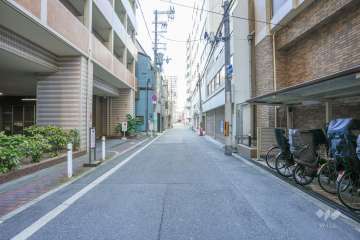 敷地西側の前面道路（南側から）
