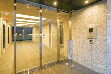 エントランスはオートロック付きです。