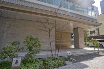 アプローチにはスロープが設けられています。