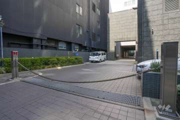 駐車場の出入り口（ロボットゲート付き）