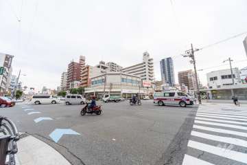 敷地南側の前面道路（西側から）