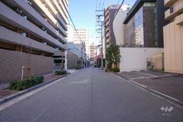 敷地北側の前面道路（西側から）