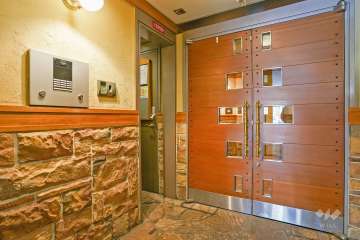 エントランスはオートロック付きです。