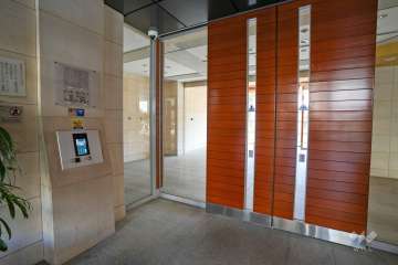 エントランスはオートロック付きです。