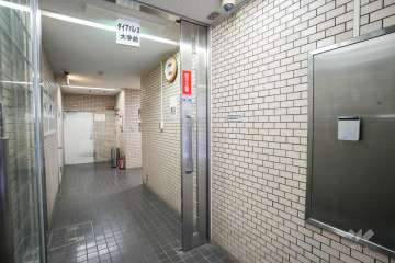 エントランスはオートロック付きです。