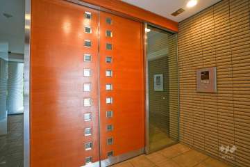 エントランスはオートロック付きです。