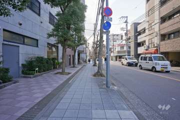敷地北側の前面道路（東側から）