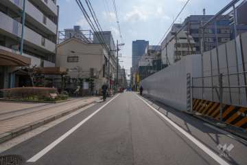 敷地西側の前面道路（北側から）