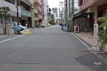 敷地北側の前面道路（西側から）