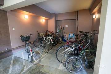屋内に設けられた駐輪場