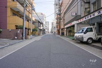 敷地の南側前面道路（西側から）
