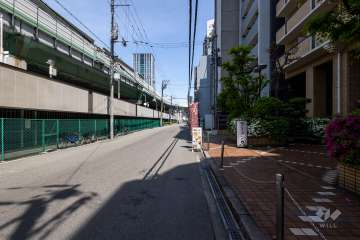 敷地西側の前面道路（南側から）