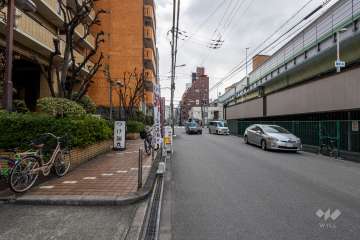 敷地西側の前面道路（北側から）