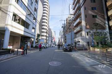 敷地の北側前面道路（西側から）