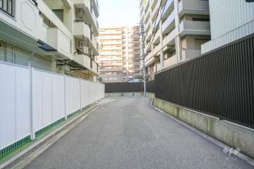 敷地の東側前面道路（北側から）