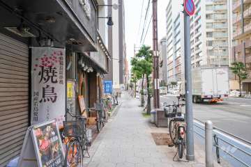 敷地南側の前面道路（西側から）