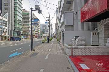 敷地東側の前面道路は上町筋です（北側から）。