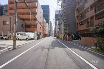 敷地東側の前面道路（北側から）