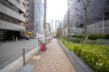 敷地南側の前面道路（東側から）