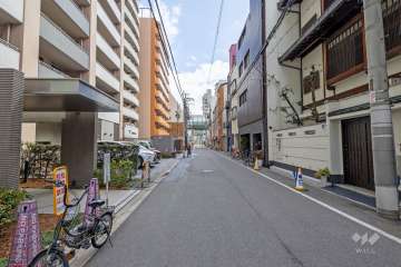 敷地南側の前面道路（西側から）