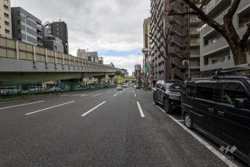 敷地南側の前面道路（東側から）