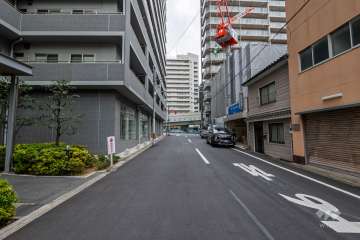敷地西側の前面道路（北側から）