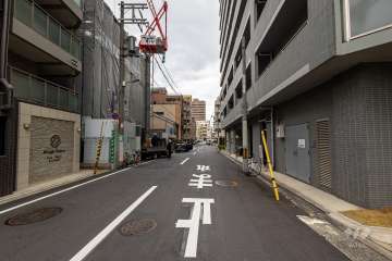 敷地西側の前面道路（南側から）
