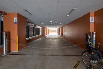 駐車場の出入り口（ロボットゲート付き）