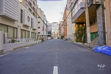 敷地北側の前面道路（西側から）