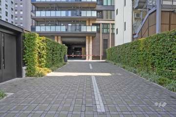 敷地内駐車場（屋内平面式）の出入り口（ゲート付き）