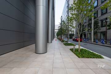 敷地東側の前面道路（南側から）