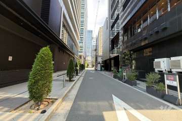 敷地西側の前面道路