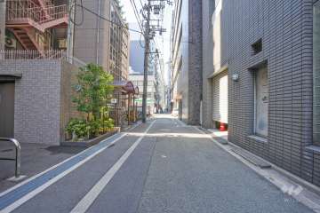 敷地北側の前面道路（東側から）