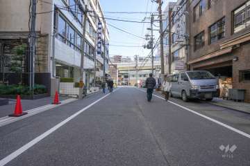 敷地南側の前面道路（西側から）