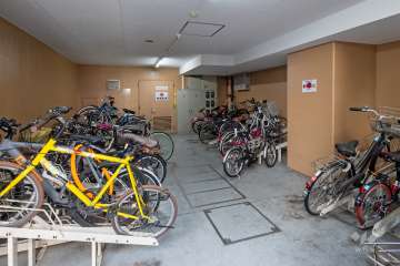 屋内に設けられた駐輪場