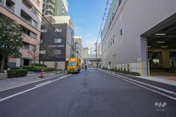 敷地の南側前面道路（西側から）