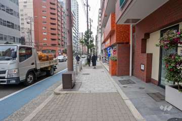 敷地南側の前面道路（東側から）