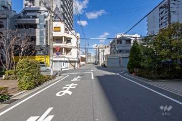 敷地東側の前面道路（南側から）
