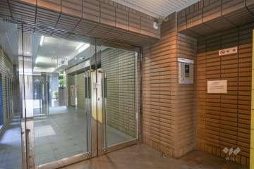 エントランスはオートロック付きです。　