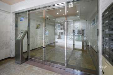 エントランスはオートロック付きです。　