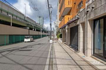敷地西側の前面道路（南側から）