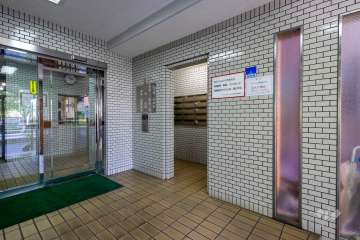 エントランスはオートロック付きです。　