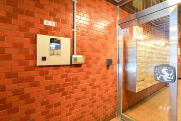 エントランスはオートロック付きです。