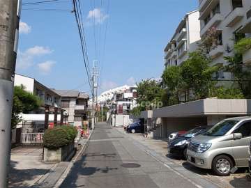 敷地北側の前面道路。周辺はマンション、一戸建てなどが混在する静かな住宅地です。
